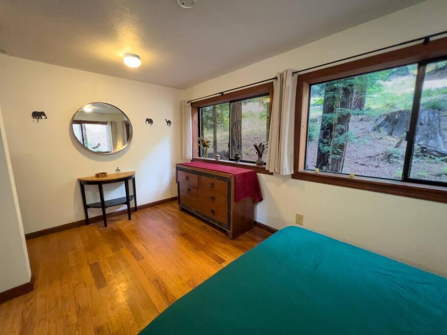 Апартаменты Little House In The Redwoods With A Hot Tub! Гарбервилл Экстерьер фото